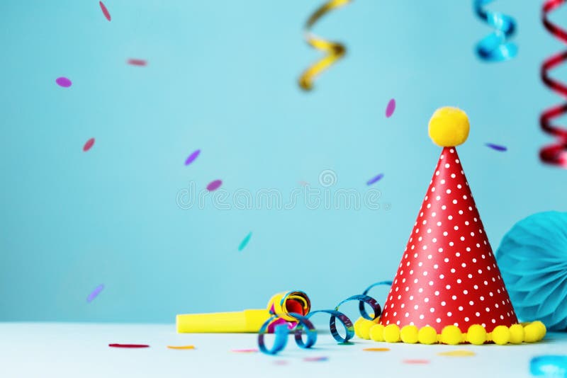 Färgrik hatt och banderoller för födelsedagparti royaltyfria bilder Färgrik hatt och banderoller för födelsedagparti royaltyfria bilder