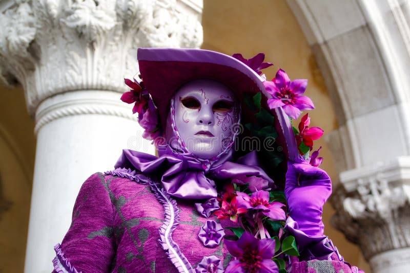 Färgrik karnevalrosa färg-lila maskering och dräkt på den traditionella festivalen i Venedig, Italien fotografering för bildbyråer Färgrik karnevalrosa färg-lila maskering och dräkt på den traditionella festivalen i Venedig, Italien fotografering för bildbyråer