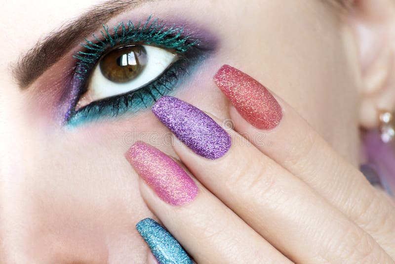 Färgrik ljus makeup på brun ögonnärbild fotografering för bildbyråer