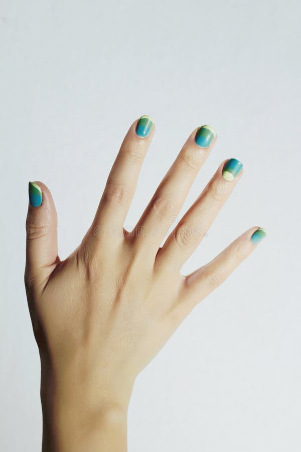 färgrik manicure Kvinnligt räcker kvinna för skönhetsalong schellackpolermedel Spika designen royaltyfria bilder färgrik manicure Kvinnligt räcker kvinna för skönhetsalong schellackpolermedel Spika designen royaltyfria bilder
