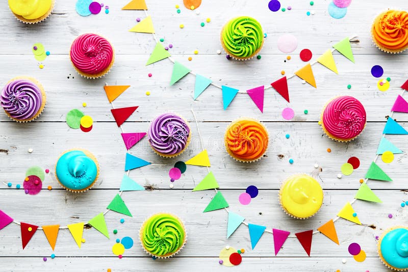 Färgrik muffinpartibakgrund arkivfoton