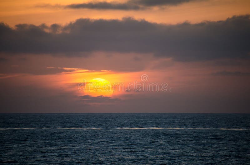 Färgrik orange och purpurfärgad solnedgång på Stilla havet i La Jolla, San Diego California fotografering för bildbyråer Färgrik orange och purpurfärgad solnedgång på Stilla havet i La Jolla, San Diego California fotografering för bildbyråer