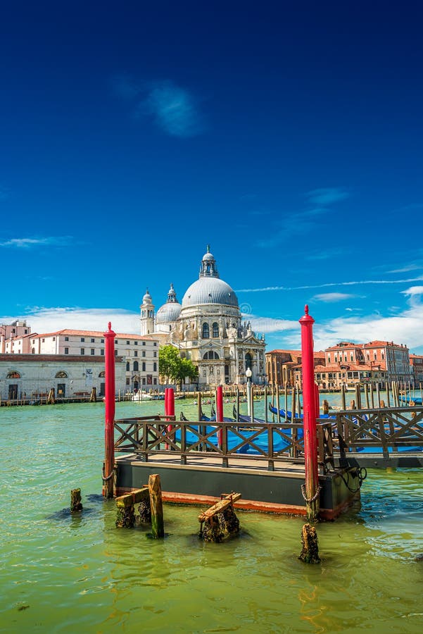Färgrik sikt av basilikadi Santa Maria della Salute och upptagna Grand Canal på solnedgången, Venedig, Italien, sommartid royaltyfria bilder Färgrik sikt av basilikadi Santa Maria della Salute och upptagna Grand Canal på solnedgången, Venedig, Italien, sommartid royaltyfria bilder