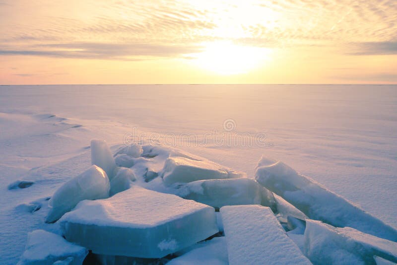 Färgrik solnedgång över den crystal isen av Baikal sjön arkivfoto Färgrik solnedgång över den crystal isen av Baikal sjön arkivfoto