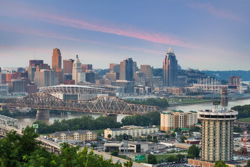 Färgrik solnedgång över en horisont av Cincinnati, Ohio från Devou PA arkivfoto Färgrik solnedgång över en horisont av Cincinnati, Ohio från Devou PA arkivfoto