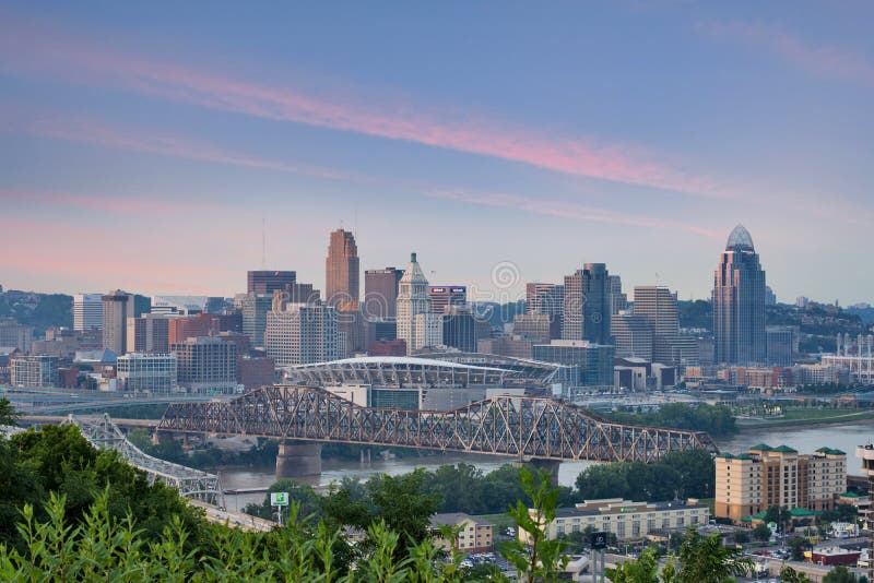 Färgrik solnedgång över en horisont av Cincinnati, Ohio från Devou PA royaltyfri bild Färgrik solnedgång över en horisont av Cincinnati, Ohio från Devou PA royaltyfri bild