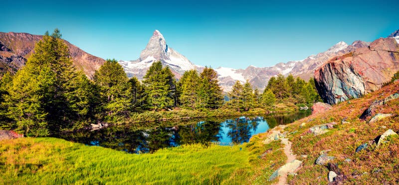 Färgrik sommarpanorama av Grindjisee sjön fotografering för bildbyråer Färgrik sommarpanorama av Grindjisee sjön fotografering för bildbyråer