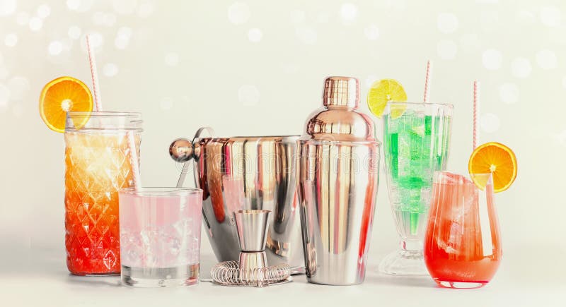 Färgrik stång för långa drinkar för sommar och coctailhjälpmedel i olika exponeringsglas med dricka sugrör och citrusfrukter som arkivbild