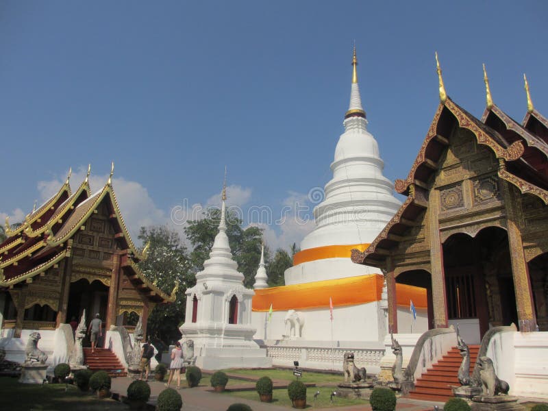 Färgrik vit tempel i Chiang Mai i Thailand, Asien royaltyfria foton Färgrik vit tempel i Chiang Mai i Thailand, Asien royaltyfria foton