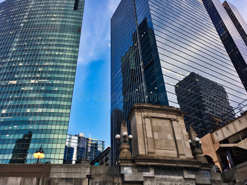 Färgrika aftonfärger reflekteras i cityscape för Chicago ` s under vinterrusningstidpendlingssträcka royaltyfria foton Färgrika aftonfärger reflekteras i cityscape för Chicago ` s under vinterrusningstidpendlingssträcka royaltyfria foton