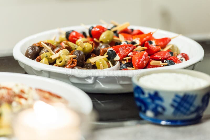 Färgrika antipasti bowlar på tabellen arkivfoton Färgrika antipasti bowlar på tabellen arkivfoton