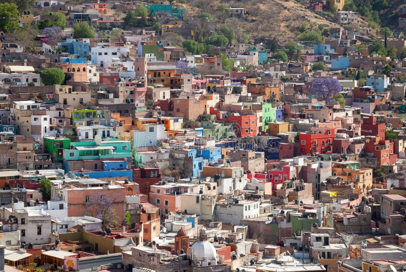 Färgrika byggnader av den Guanajuato staden i Mexico arkivfoton Färgrika byggnader av den Guanajuato staden i Mexico arkivfoton