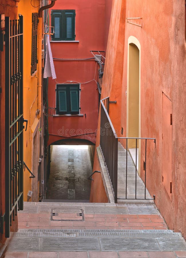 Färgrika byggnader, fönster och gammal arkitektur i Lerici Liguria, Italien royaltyfria bilder Färgrika byggnader, fönster och gammal arkitektur i Lerici Liguria, Italien royaltyfria bilder