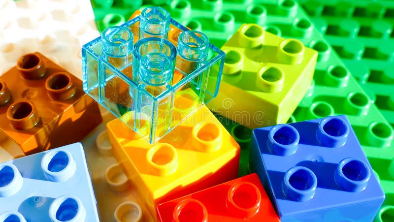 Färgrika byggnadskvarter - legobakgrund arkivfoton Färgrika byggnadskvarter - legobakgrund arkivfoton