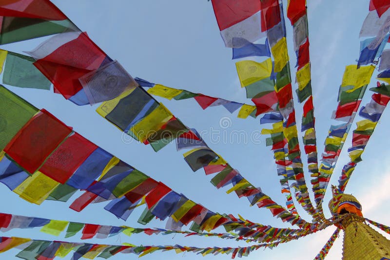 Färgrika bönflaggor på den Boudhanath stupaen, Katmandu, Nepal royaltyfri foto Färgrika bönflaggor på den Boudhanath stupaen, Katmandu, Nepal royaltyfri foto