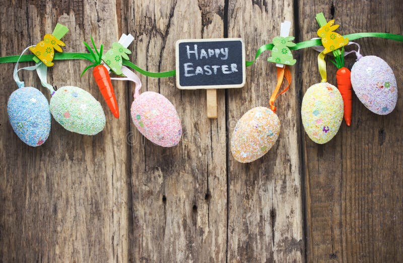 Färgrika easter ägg som hänger på lantlig träbakgrund med sp royaltyfri fotografi Färgrika easter ägg som hänger på lantlig träbakgrund med sp royaltyfri fotografi