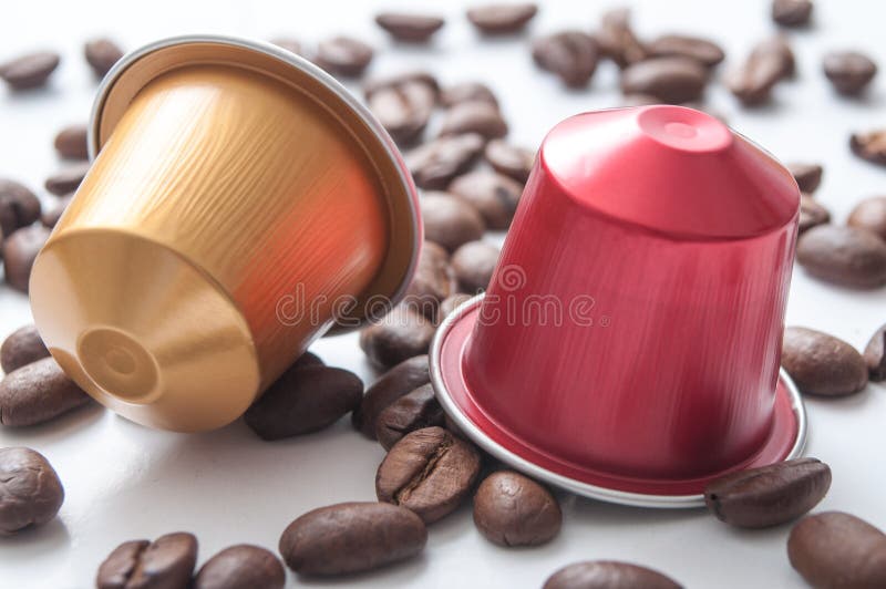 Färgrika espressokaffedoser med kaffebönor på w fotografering för bildbyråer Färgrika espressokaffedoser med kaffebönor på w fotografering för bildbyråer