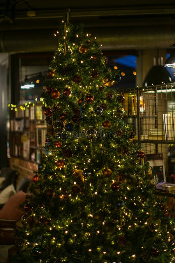 Färgrika exponeringsglasstruntsaker och andra garneringar på en julgran i London - 4 royaltyfri foto Färgrika exponeringsglasstruntsaker och andra garneringar på en julgran i London - 4 royaltyfri foto