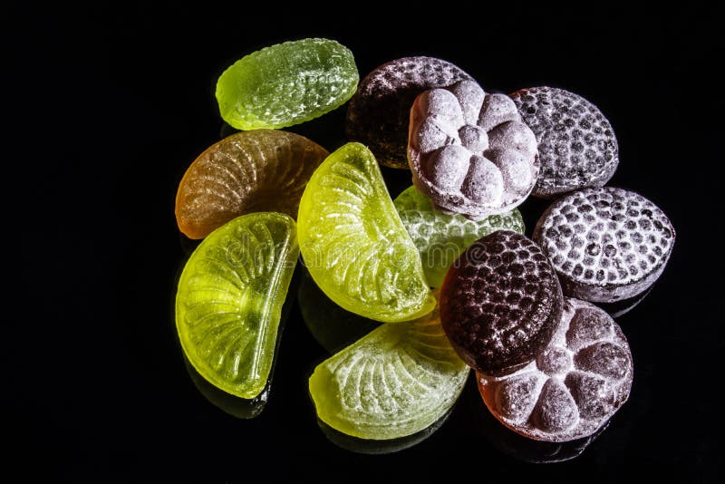Färgrika godisar med kors av läcker frukt royaltyfria foton Färgrika godisar med kors av läcker frukt royaltyfria foton