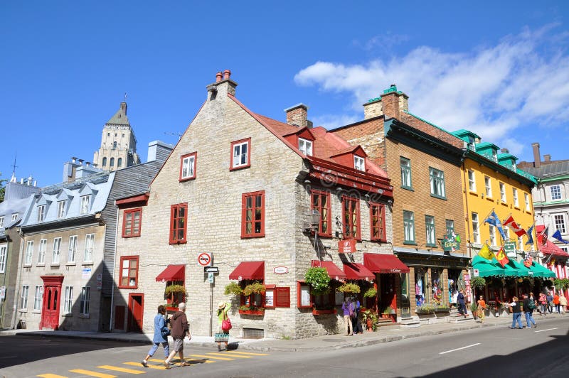 Färgrika hus på ruen St Louis, Quebec City royaltyfria foton Färgrika hus på ruen St Louis, Quebec City royaltyfria foton
