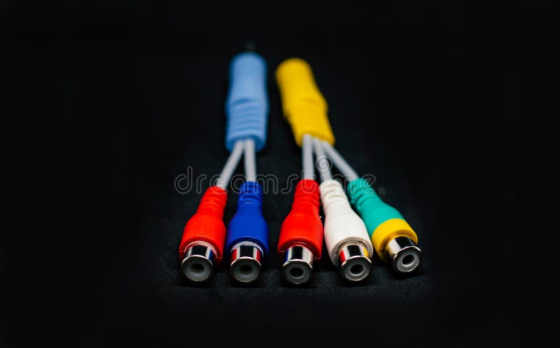 Färgrika ljudsignal Jack Wires Set på svart bakgrund arkivfoton Färgrika ljudsignal Jack Wires Set på svart bakgrund arkivfoton