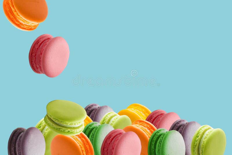Färgrika macarons bakar ihop, den söta makron på isolerade färgblått royaltyfri bild