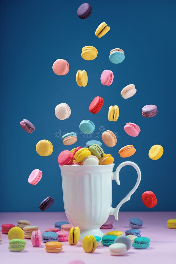 Färgrika macarons eller sött härlig makronefterrätt att äta royaltyfria bilder