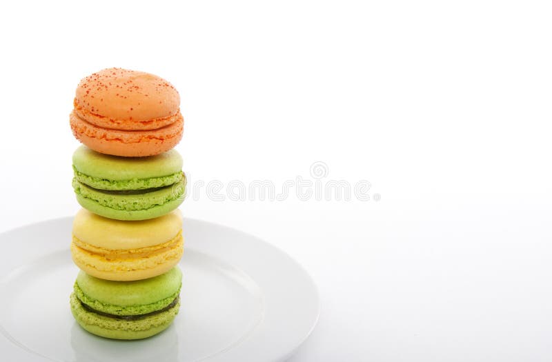 Färgrika macarons plate white fotografering för bildbyråer