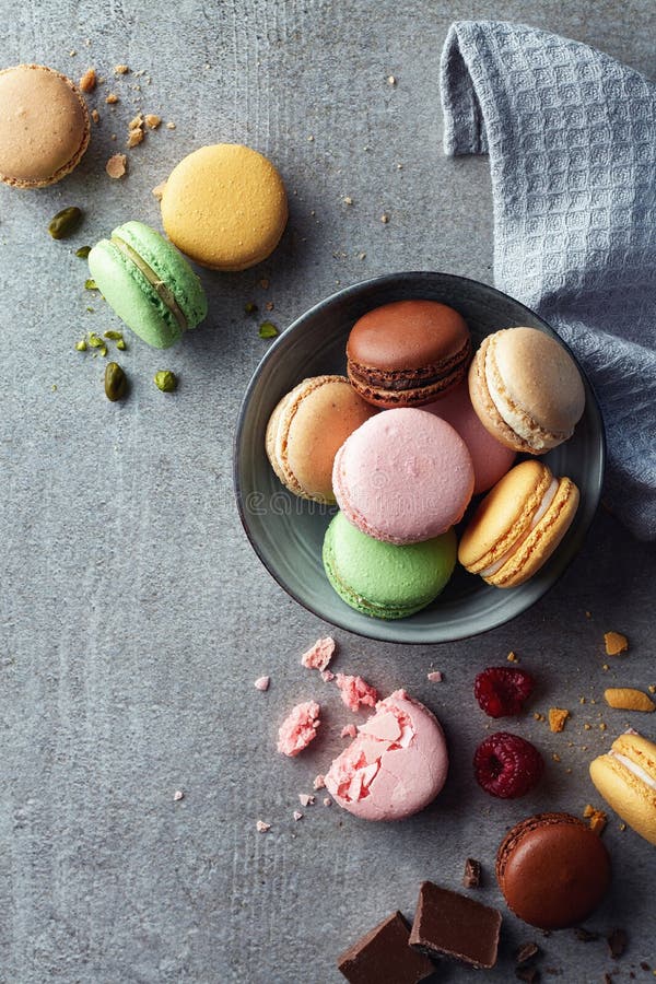 Färgrika macarons på grå färgmarmorbakgrund royaltyfri bild
