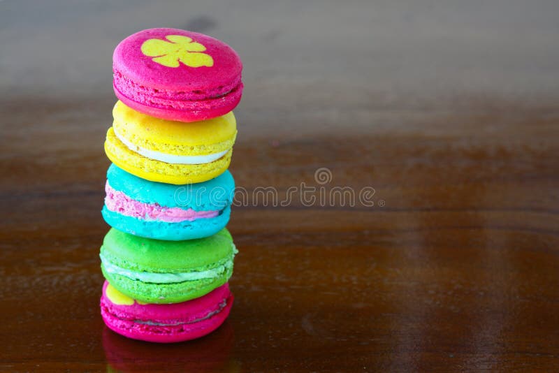 Färgrika macarons ställde in på tabellen, traditionella franska färgrika macarons, söta macarons royaltyfria bilder