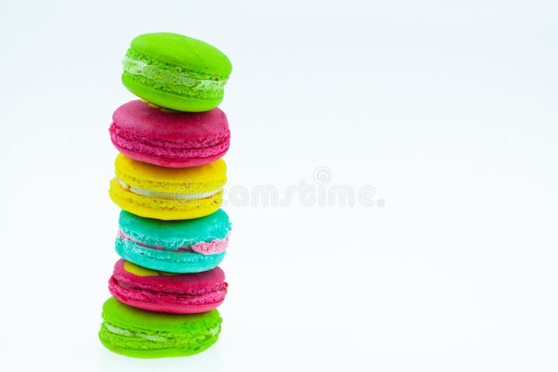 Färgrika macarons ställde in på tabellen, traditionella franska färgrika macarons, söta macarons royaltyfria bilder