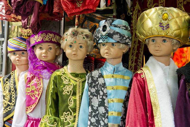 Färgrika Mellanösten sultan- eller schejkdräkter royaltyfri foto Färgrika Mellanösten sultan- eller schejkdräkter royaltyfri foto