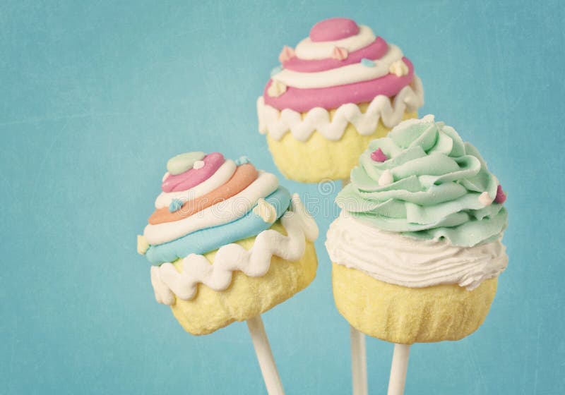 Färgrika muffinpops arkivfoto