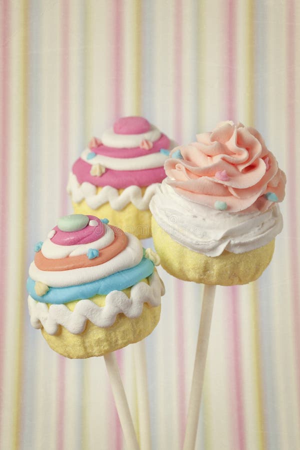 Färgrika muffinpops arkivbilder