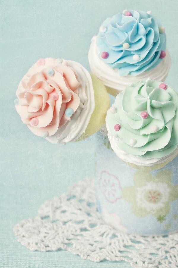 Färgrika muffinpops arkivbilder