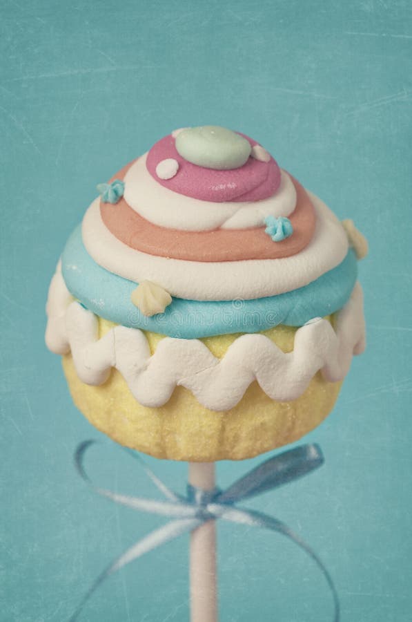 Färgrika muffinpops royaltyfri bild