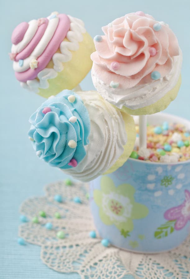 Färgrika muffinpops royaltyfri fotografi