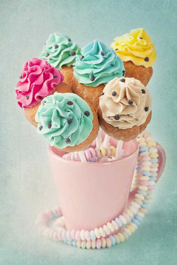 Färgrika muffinpops royaltyfri fotografi
