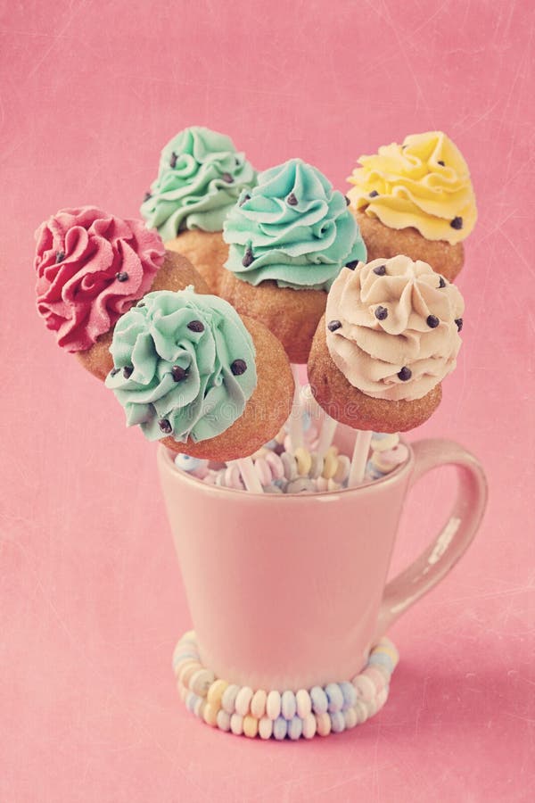 Färgrika muffinpops fotografering för bildbyråer