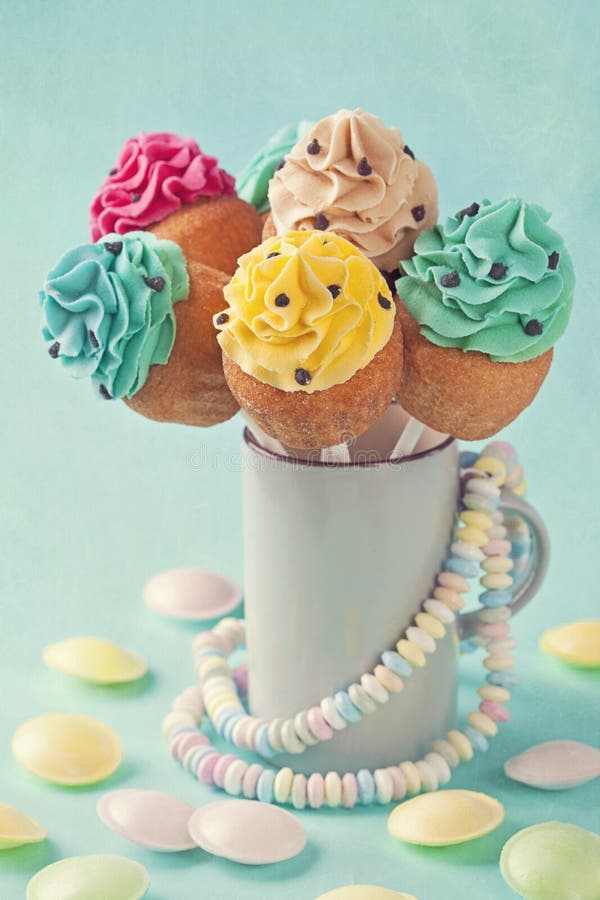 Färgrika muffinpops fotografering för bildbyråer