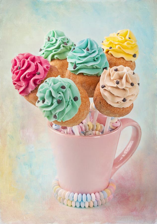 Färgrika muffinpops arkivfoton