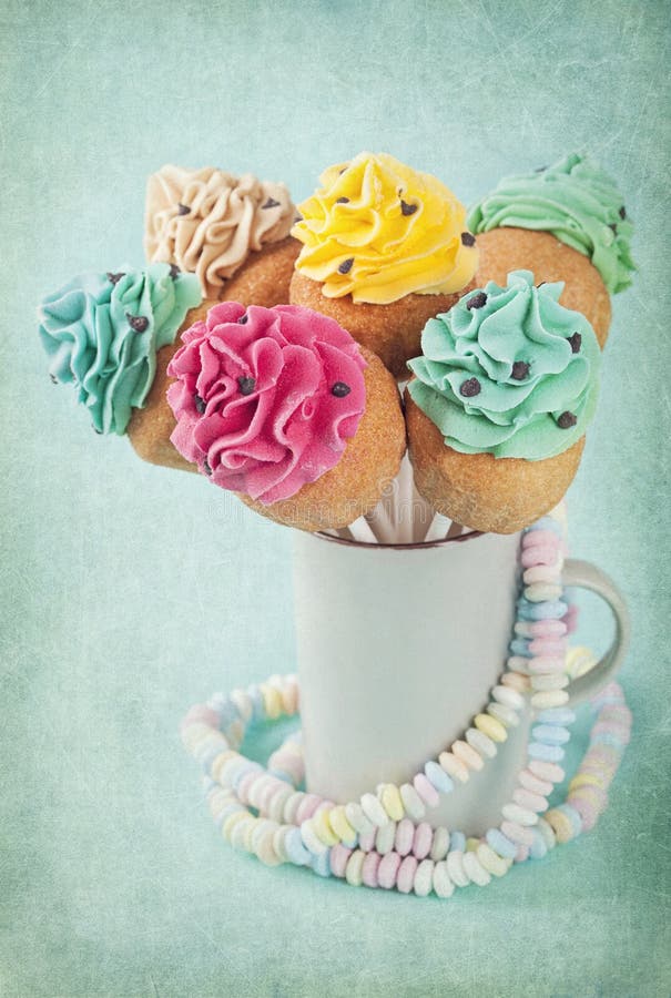 Färgrika muffinpops arkivfoto