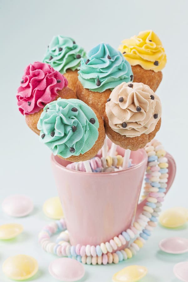 Färgrika muffinpops royaltyfri foto