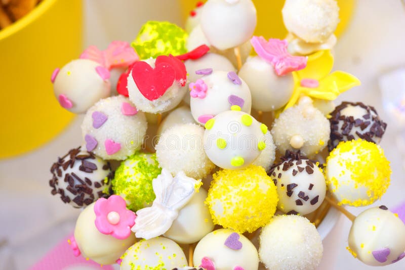 Färgrika muffinpops Godisstång fotografering för bildbyråer