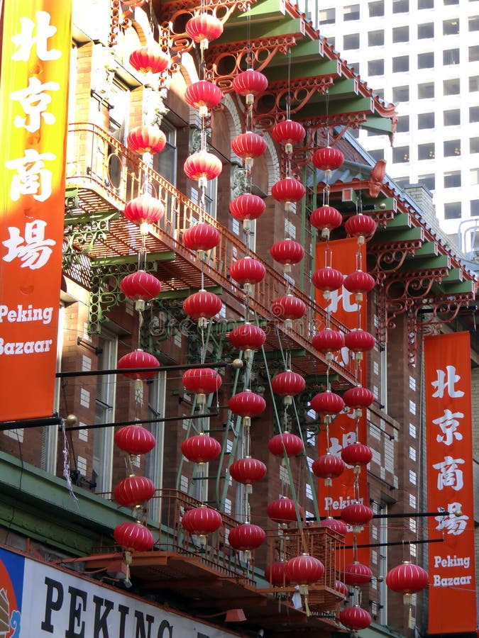 Färgrika röda kinesiska lyktor i kineskvarter framme av den Peking basaren i San Francisco, Kalifornien royaltyfria bilder Färgrika röda kinesiska lyktor i kineskvarter framme av den Peking basaren i San Francisco, Kalifornien royaltyfria bilder