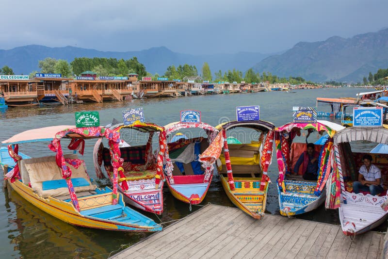 Färgrika shikarafartyg i Dal sjön, Jammu and Kashmir, Indien