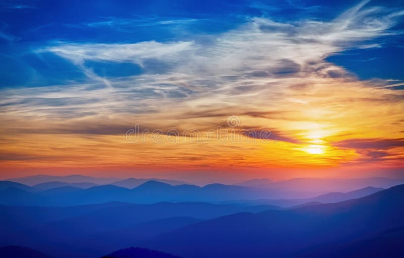 Färgrika solnedgångsolskenmoln och ovanför blått