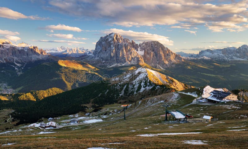 Färgrika soluppgånghöstberg Dolomites Italien arkivbilder Färgrika soluppgånghöstberg Dolomites Italien arkivbilder