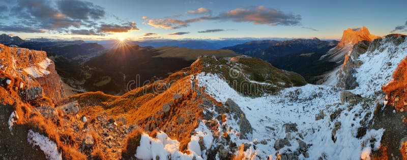 Färgrika soluppgånghöstberg Dolomites Italien arkivbild Färgrika soluppgånghöstberg Dolomites Italien arkivbild