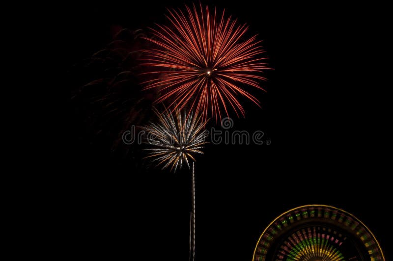Färgrika sommarfyrverkerier och Ferris Wheel Ride royaltyfri fotografi Färgrika sommarfyrverkerier och Ferris Wheel Ride royaltyfri fotografi